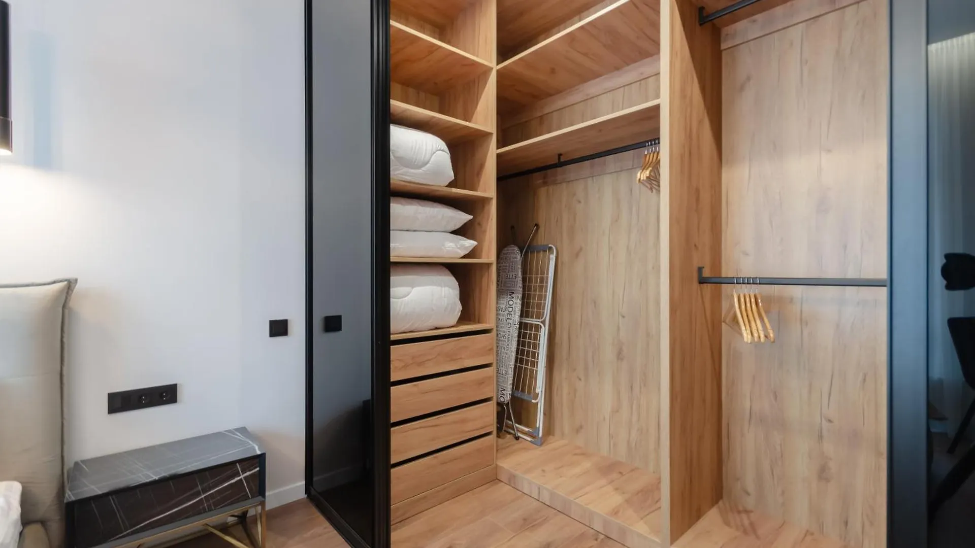 Petrovdom 2-5 New Apartment In Rc Novopecherski Lypky, 19B Andrii Verkhogliad Street キエフ